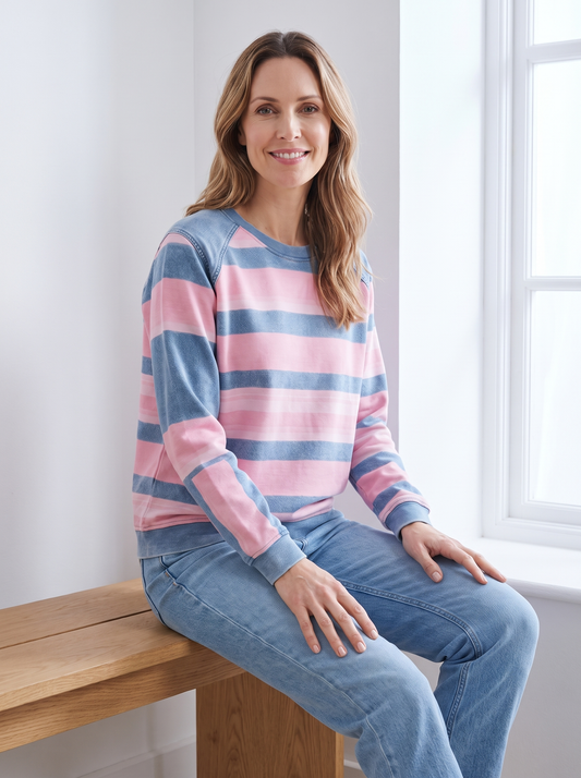 Lison | Sweat Rayé Décontracté - Rose, porté en intérieur