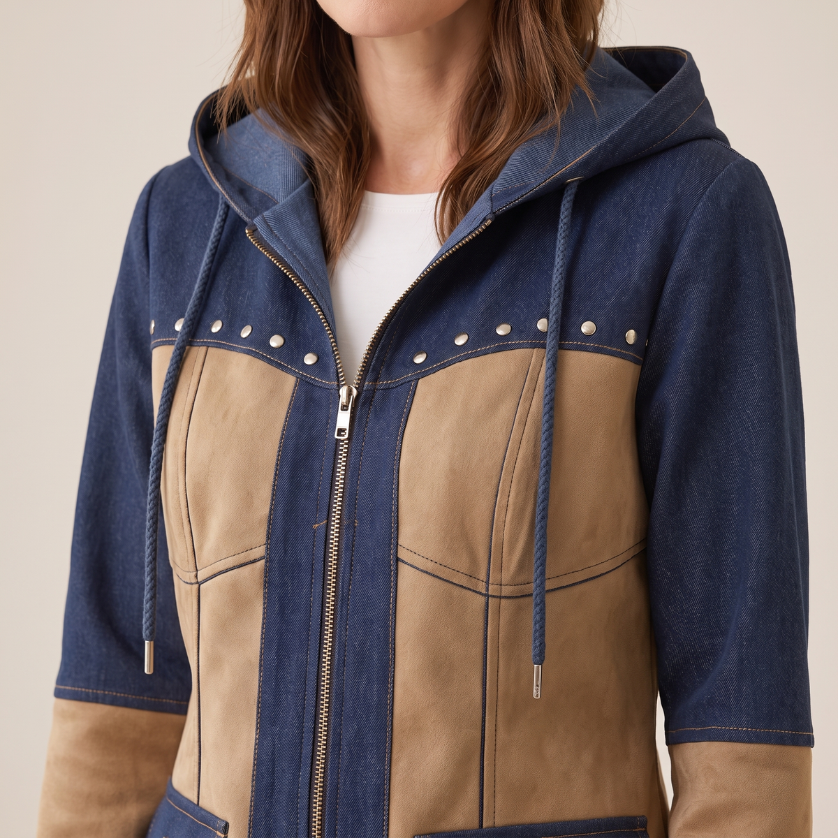 Thaïs - Veste à Capuche Style Patchwork - détail empiècement et clous