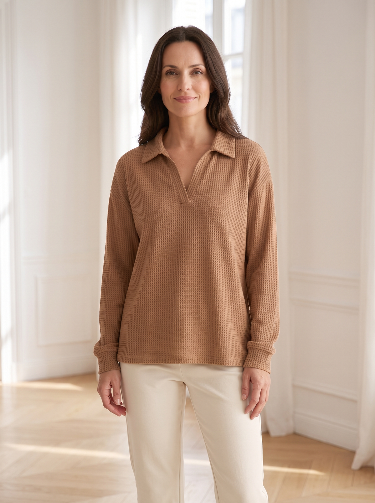 Apolline | Pull en Maille Gaufrée à Col V - Camel, porté en intérieur