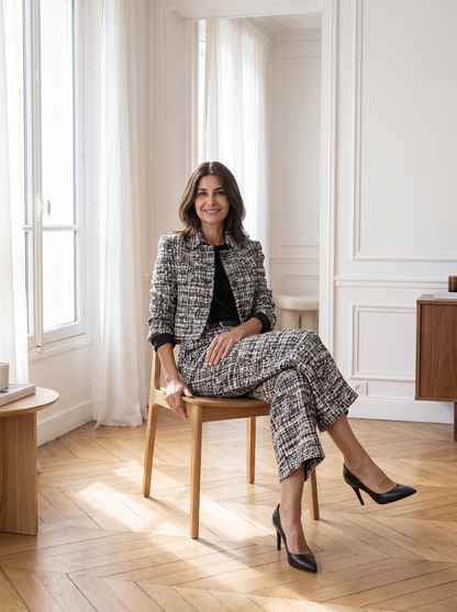 Armelle | Ensemble Veste et Pantalon Large Effet Tweed - Noir, porté à la maison