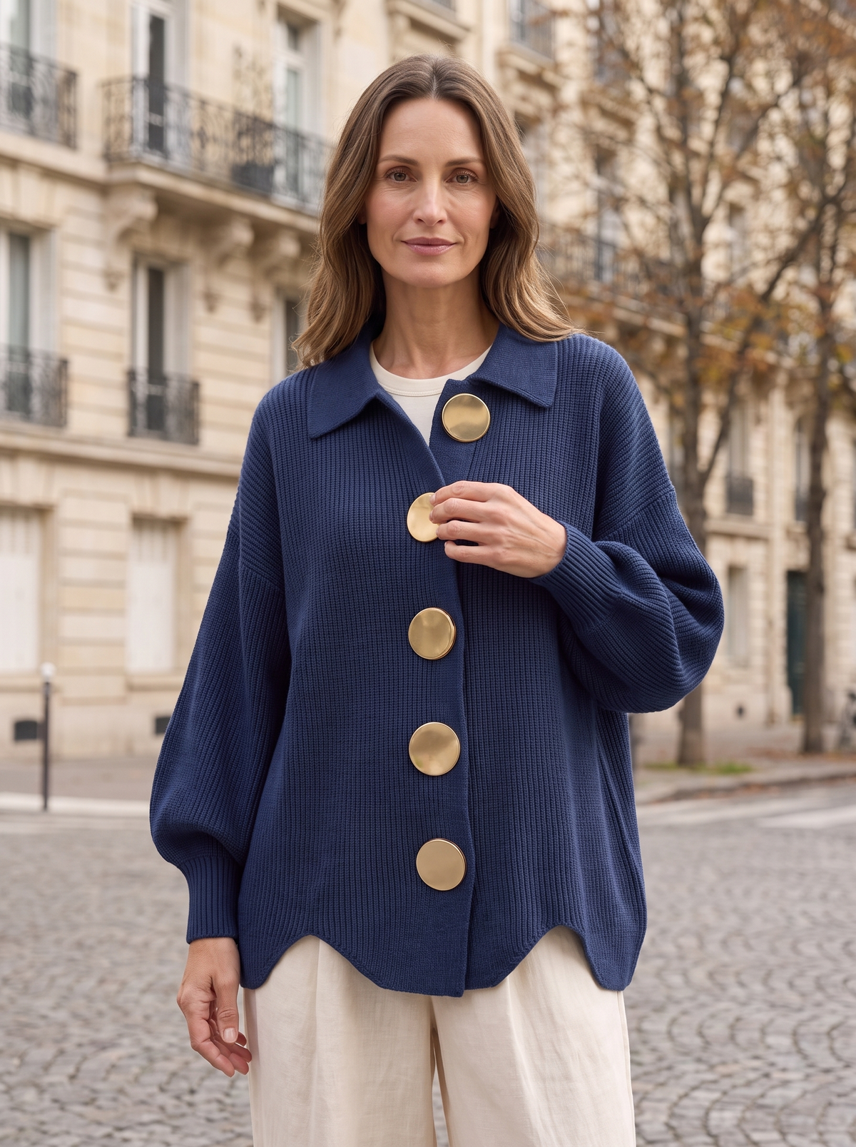 Béatrice | Cardigan Oversize à Gros Boutons Dorés - Bleu marine, portée à Paris