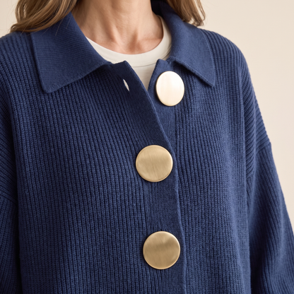 Béatrice | Cardigan Oversize à Gros Boutons Dorés - détail des boutons dorés
