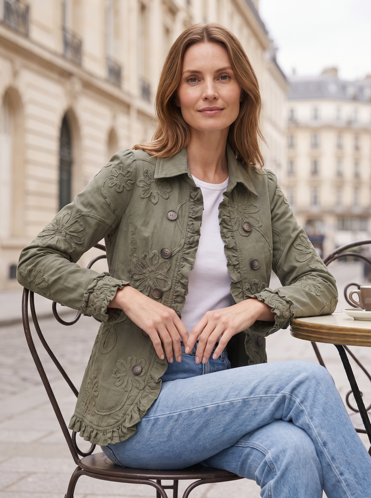 Claudine | Veste Fleurie à Volants - Vert kaki, en terrasse à Paris