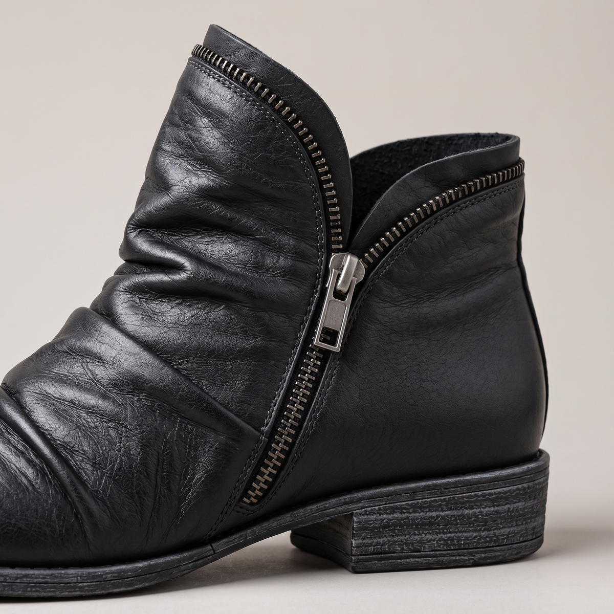 Jacinthe | Bottines Plissées à Zip Effet Cuir - Noir, détail du zip