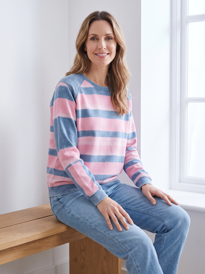 Lison | Sweat Rayé Décontracté - Rose, porté en intérieur