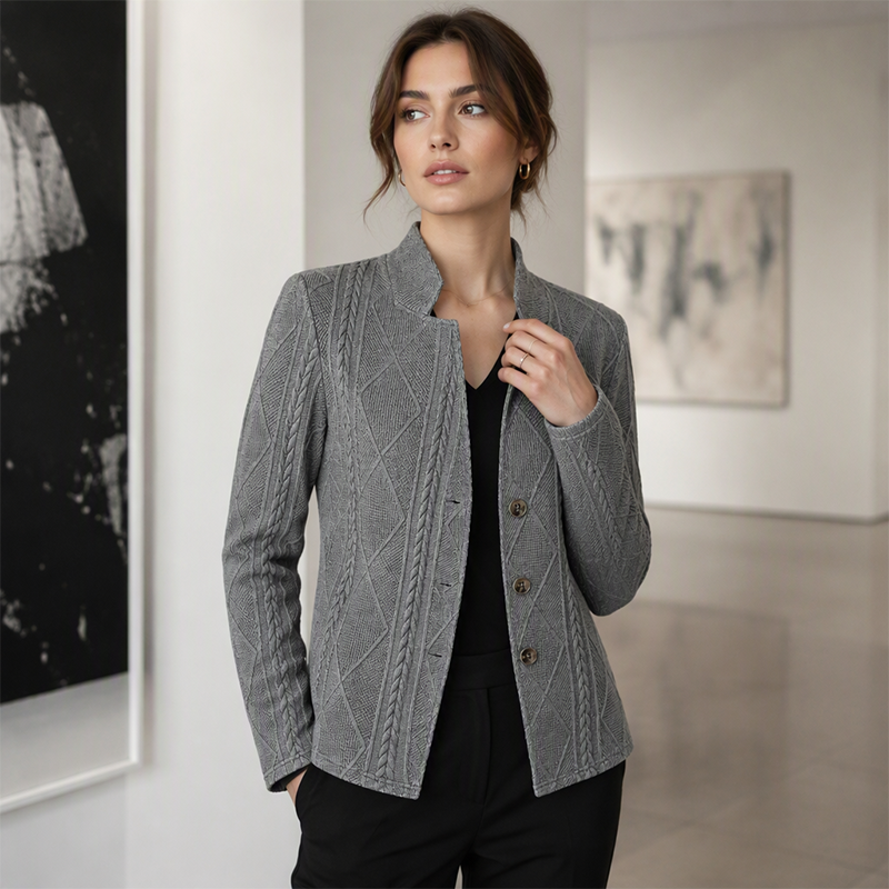 Roxane | Blazer Texturé en Maille à Col Montant - Gris, porté en galerie
