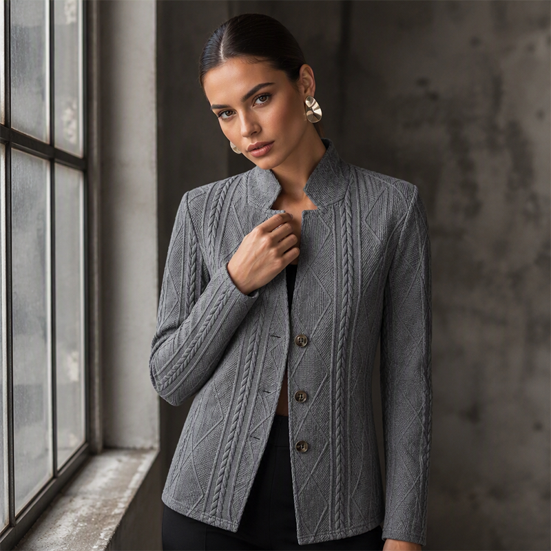 Roxane | Blazer Texturé en Maille à Col Montant - Gris, porté en intérieur